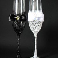 idea of ​​light decoration for wedding glasses decor photo