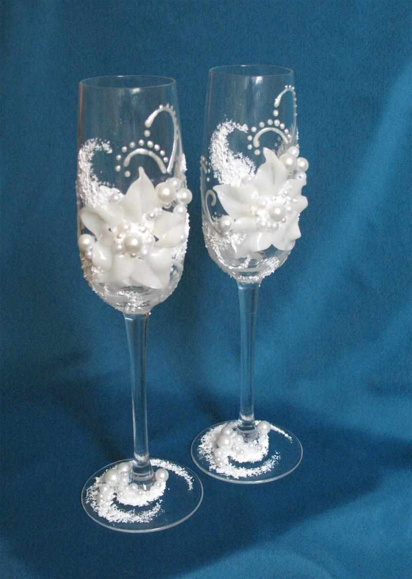 An example of a vivid design of the design of wedding glasses