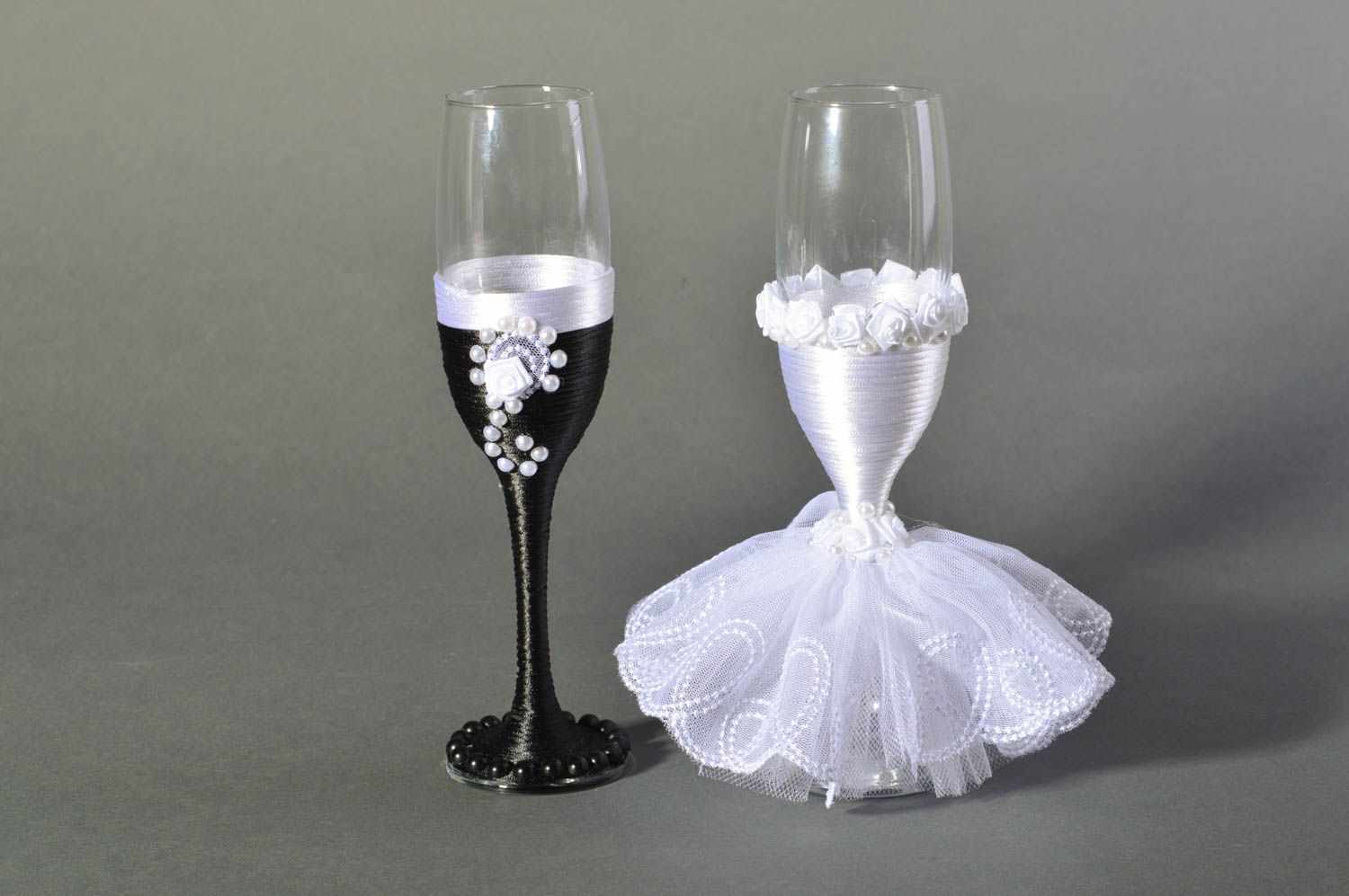 the idea of ​​a beautiful decoration of the decor of wedding glasses