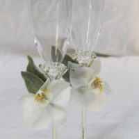 example of a beautiful decoration of the decor of wedding glasses photo