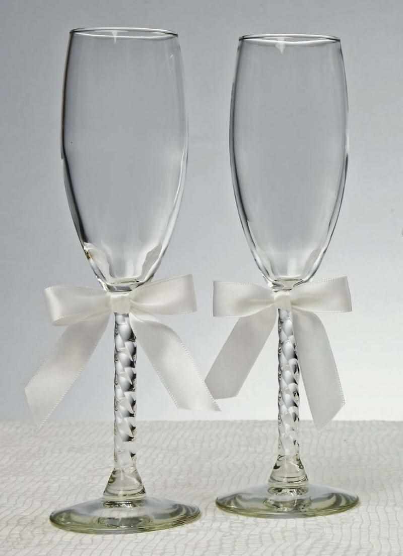 the idea of ​​an unusual decoration of the design of wedding glasses