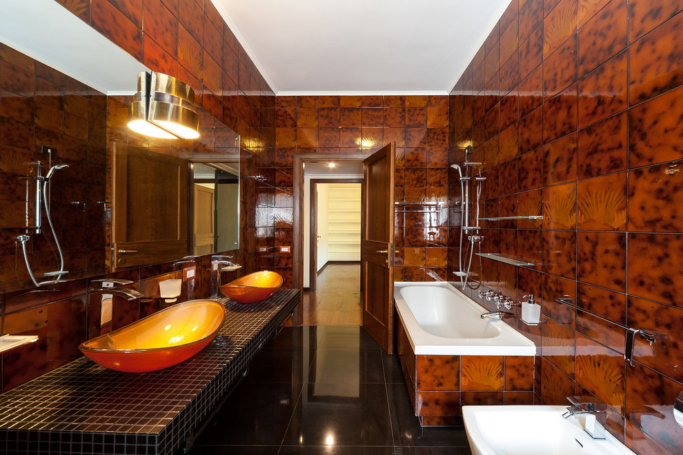 Design of a combined bathroom in a bright fiery style