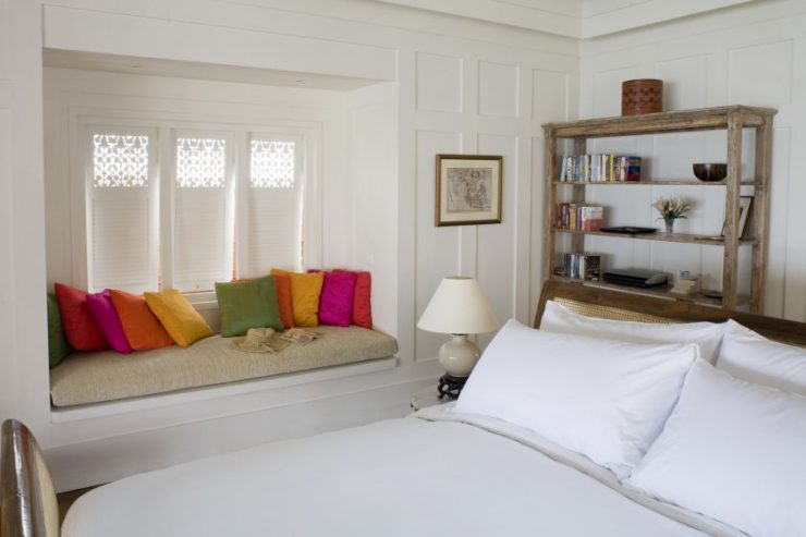Cuscini luminosi come decorazione per una camera da letto di 12 metri quadrati
