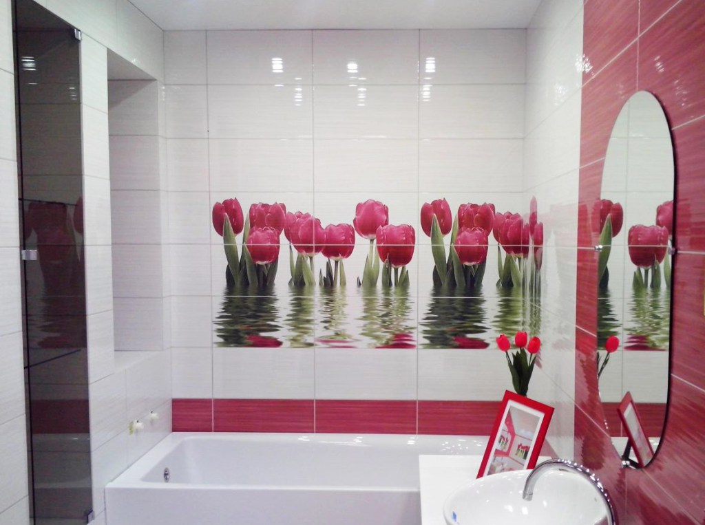 Tile with tulips in the interior of the combined bathroom