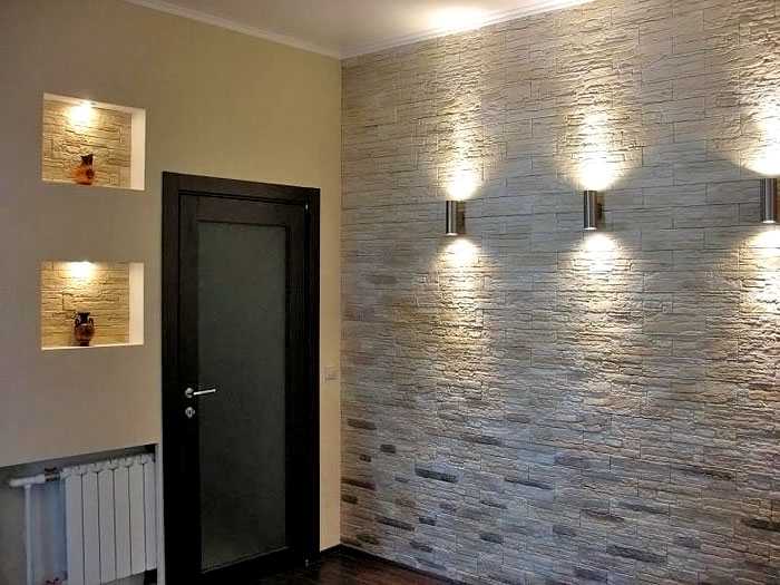 Hallway wall with natural stone cladding