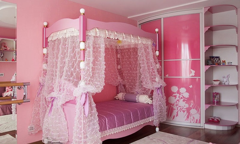 Four-poster bed in the room for the girl