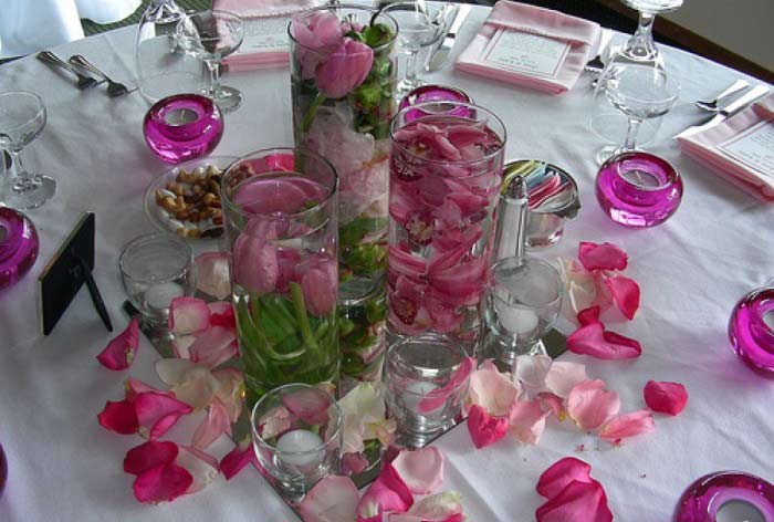 Rožių žiedlapiai vestuvių stalo dizaine