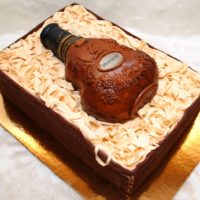 Cognac et gâteau en cadeau à un homme