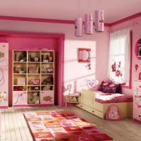 Chambre d'enfant pour une petite fille en lumière rose