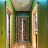 Couleur verte et motifs anciens à l'intérieur du couloir