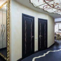 Porte del bagno di design nel corridoio