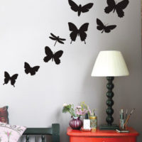 Butterfly stencils in the interior of the walls of the living room