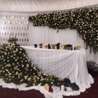 Vestuvių stalo dekoravimo su gėlių kompozicijomis pavyzdys