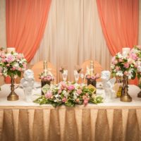 Gėlės ir jaunavedžių vestuvių stalo dekoravimas