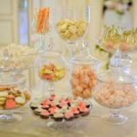 Saldainių patiekimas prie vestuvių stalo
