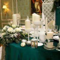 Vestuvių stalo puošmenoje žvakės
