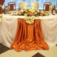 Tiulio sijonas aplink vestuvių stalo kraštus
