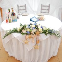Apvalus vestuvių stalo dekoravimas