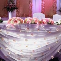 Illumination of a tulle skirt on a wedding table