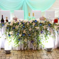 Gėlių kompozicijos kaip vestuvių stalo dekoravimas
