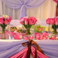 Scarlet rožės dekoruoti vestuvių stalą