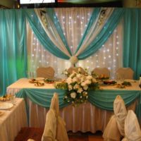 Alyviniai ir smėlio spalvos audiniai vestuvių stalo dizaine