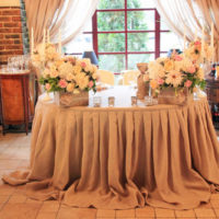 Vestuvių stalo dekoravimas smėlio spalvos.