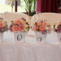 Gėlių puokštės ant vestuvių stalo