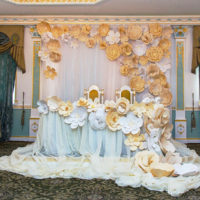Artificial flowers in the design of the wedding table