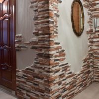 Stone trim corners of the walls in the hallway