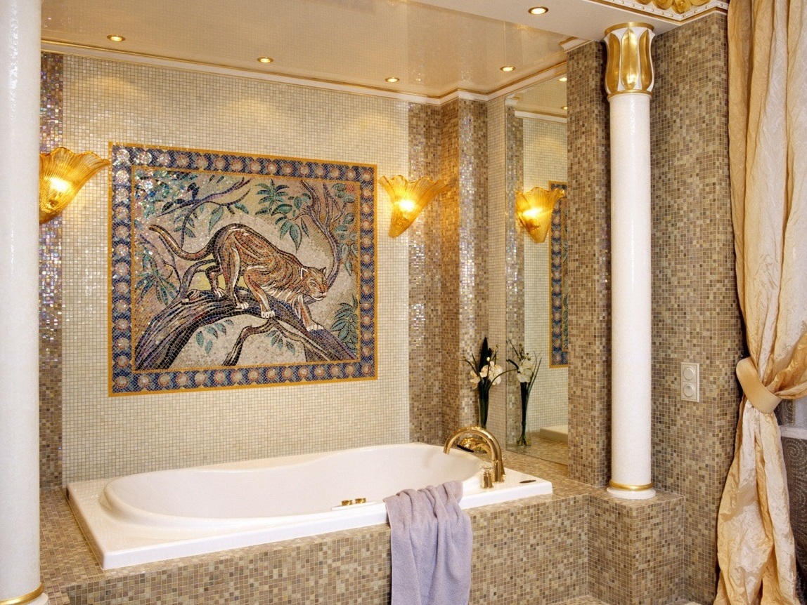 Keraminė plokštė ant vonios sienos ir stilingos lempos
