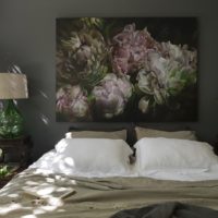 Skydas su gėlėmis miegamajame
