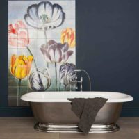 Pannello con tulipani in fiore nel bagno