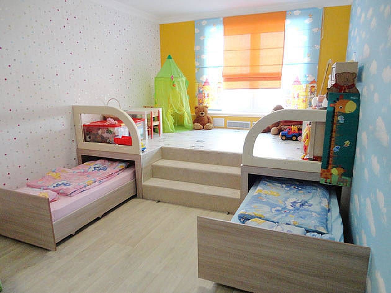 Children's podium with pull-out beds