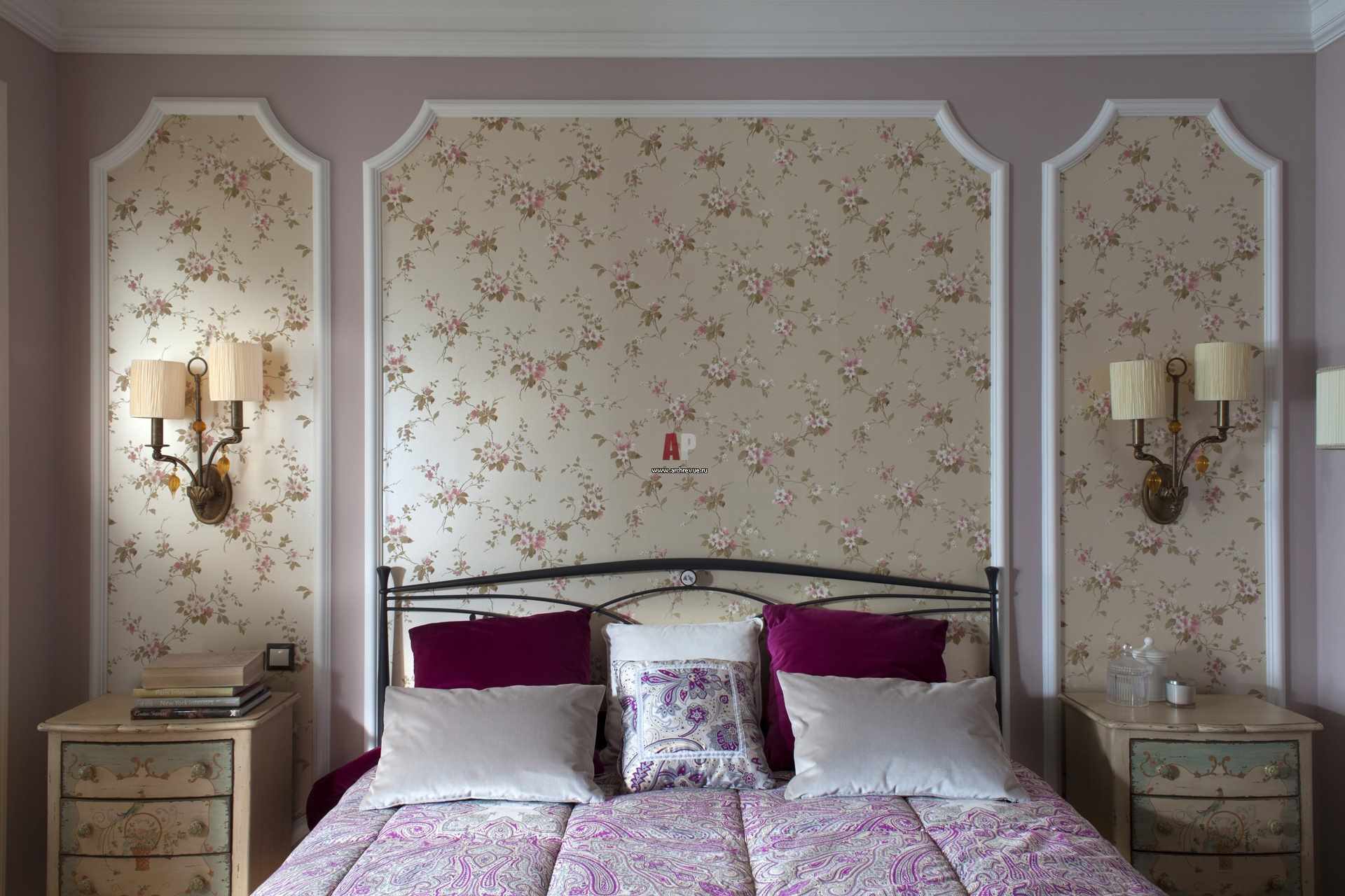 opzione di insolita decorazione dello stile delle pareti della camera da letto