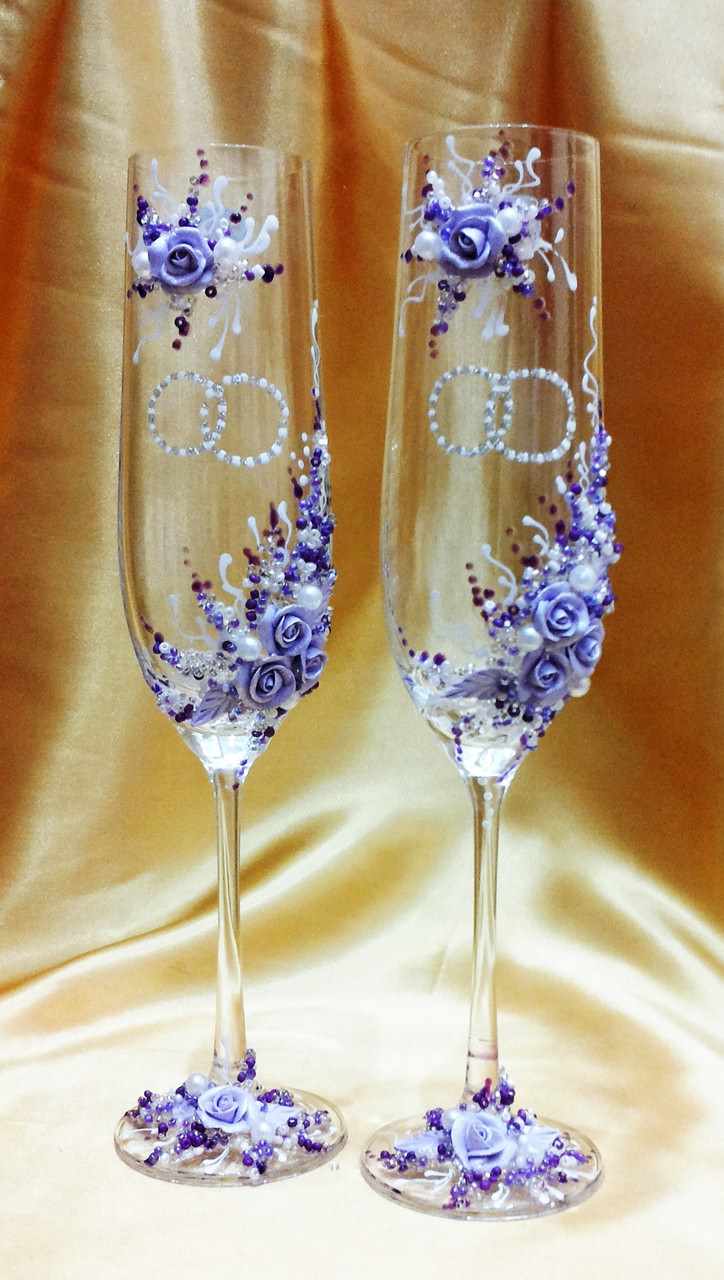 An example of a vivid decoration of the decor of wedding glasses