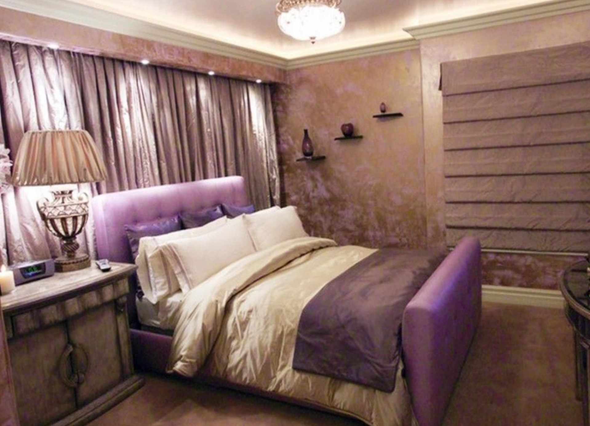 the idea of ​​a bright decoration of the wall decor in the bedroom