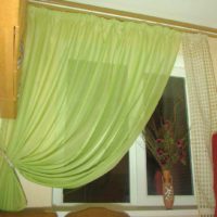 esempio di una bella decorazione della finestra nella foto della cucina