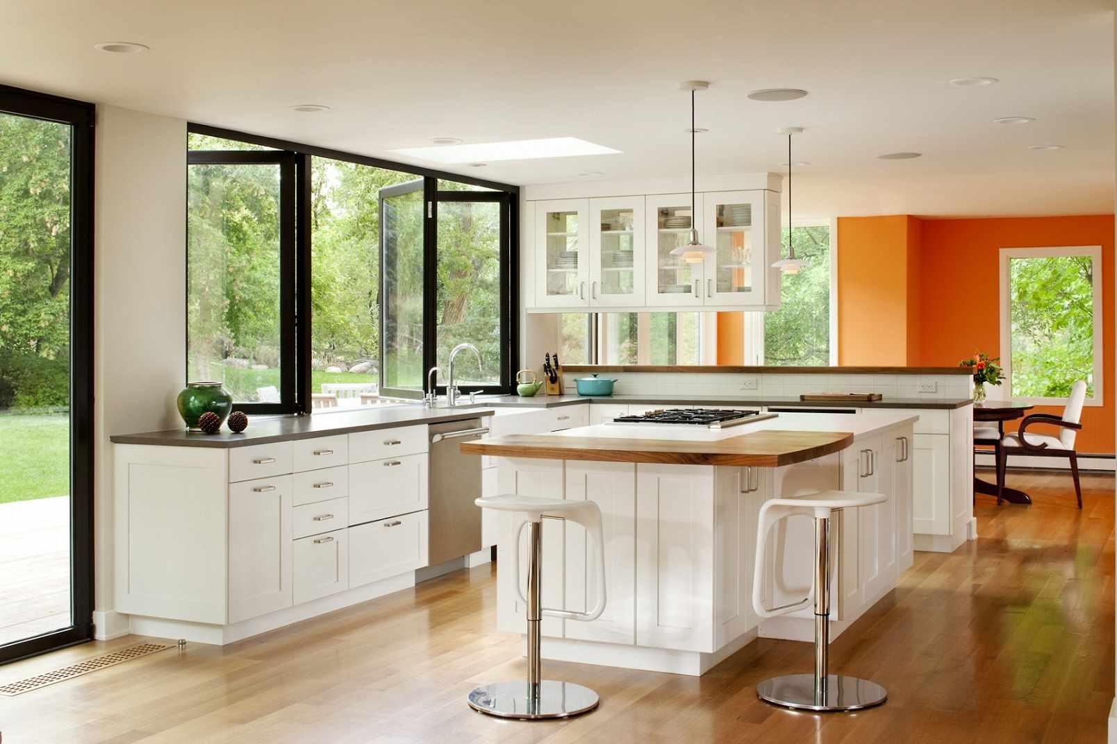 the idea of ​​a light window design in the kitchen