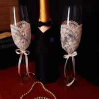 idea of ​​bright decoration of the design of wedding glasses picture