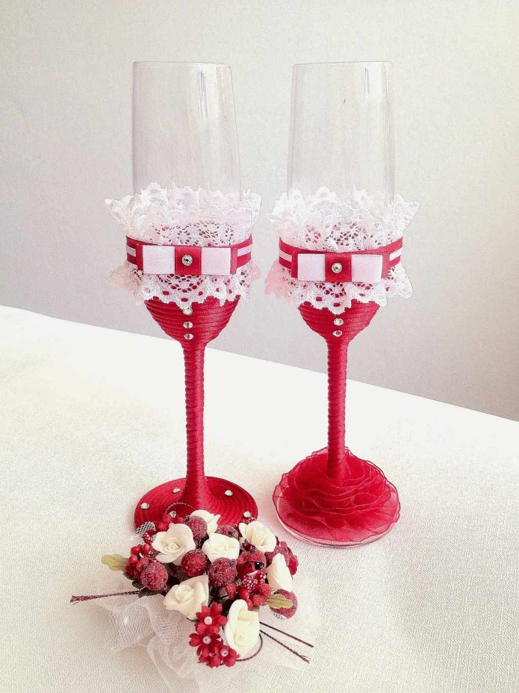 An example of unusual decoration of wedding glasses decor
