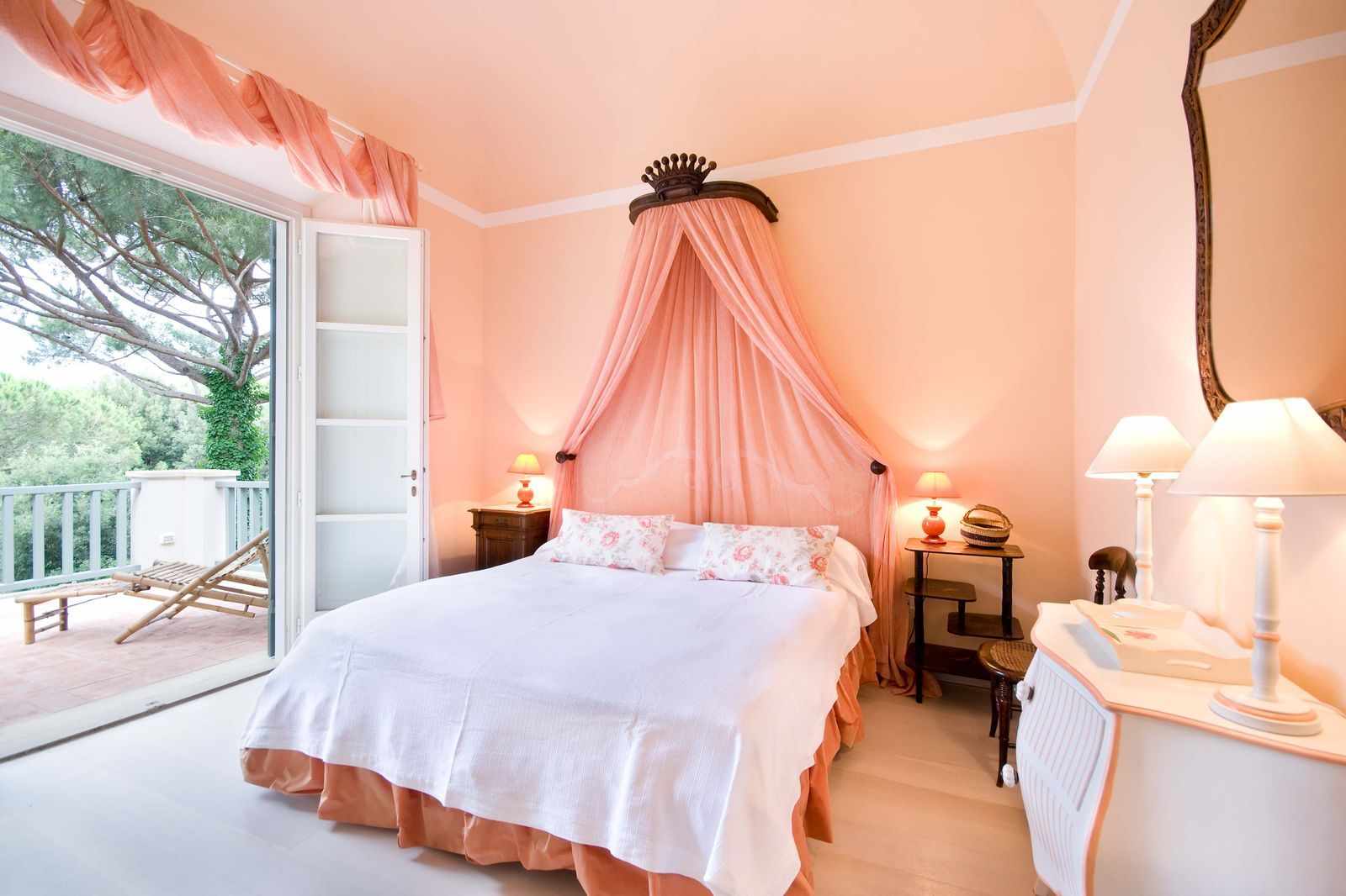 an example of combining an unusual peach color in the design of an apartment