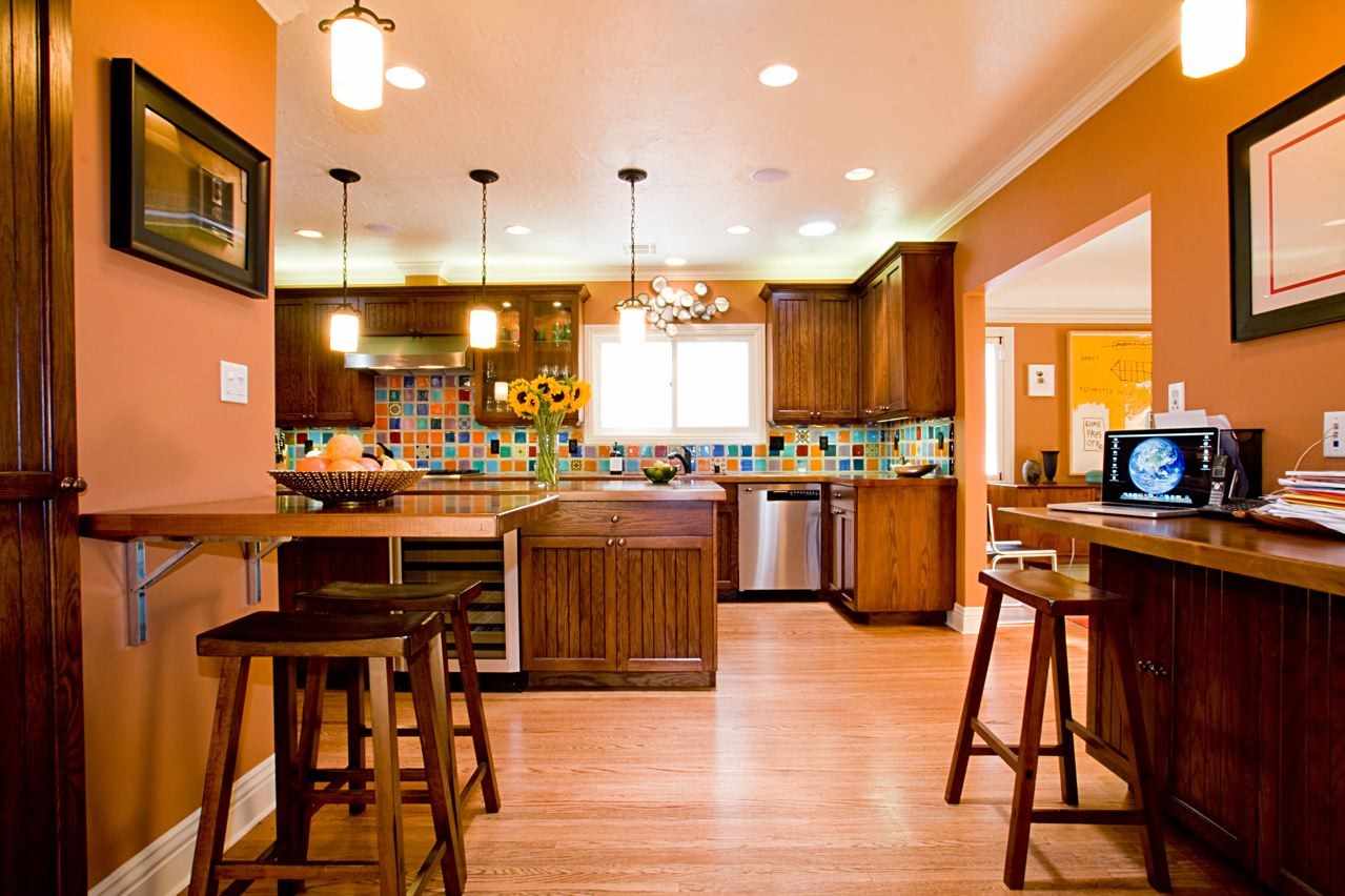 An example of a combination of an unusual peach color in the interior of an apartment