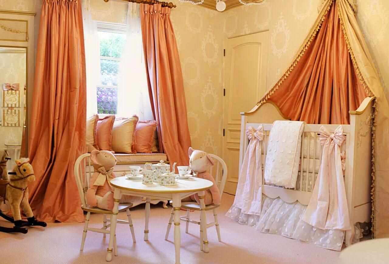 the idea of ​​combining light peach color in the decor of the apartment