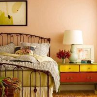 option to combine bright peach color in the decor of the apartment photo