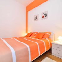the idea of ​​combining an unusual peach color in the design of an apartment picture