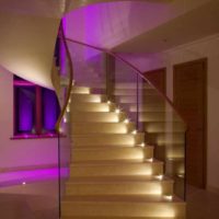 Un exemple de conception d'escalier léger dans une photo de maison honnête