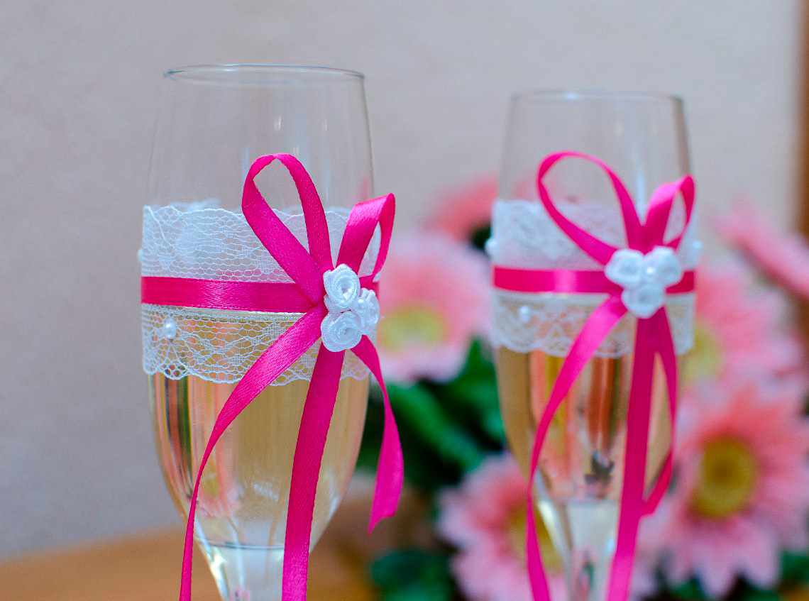 option for a light decoration of the decor of wedding glasses