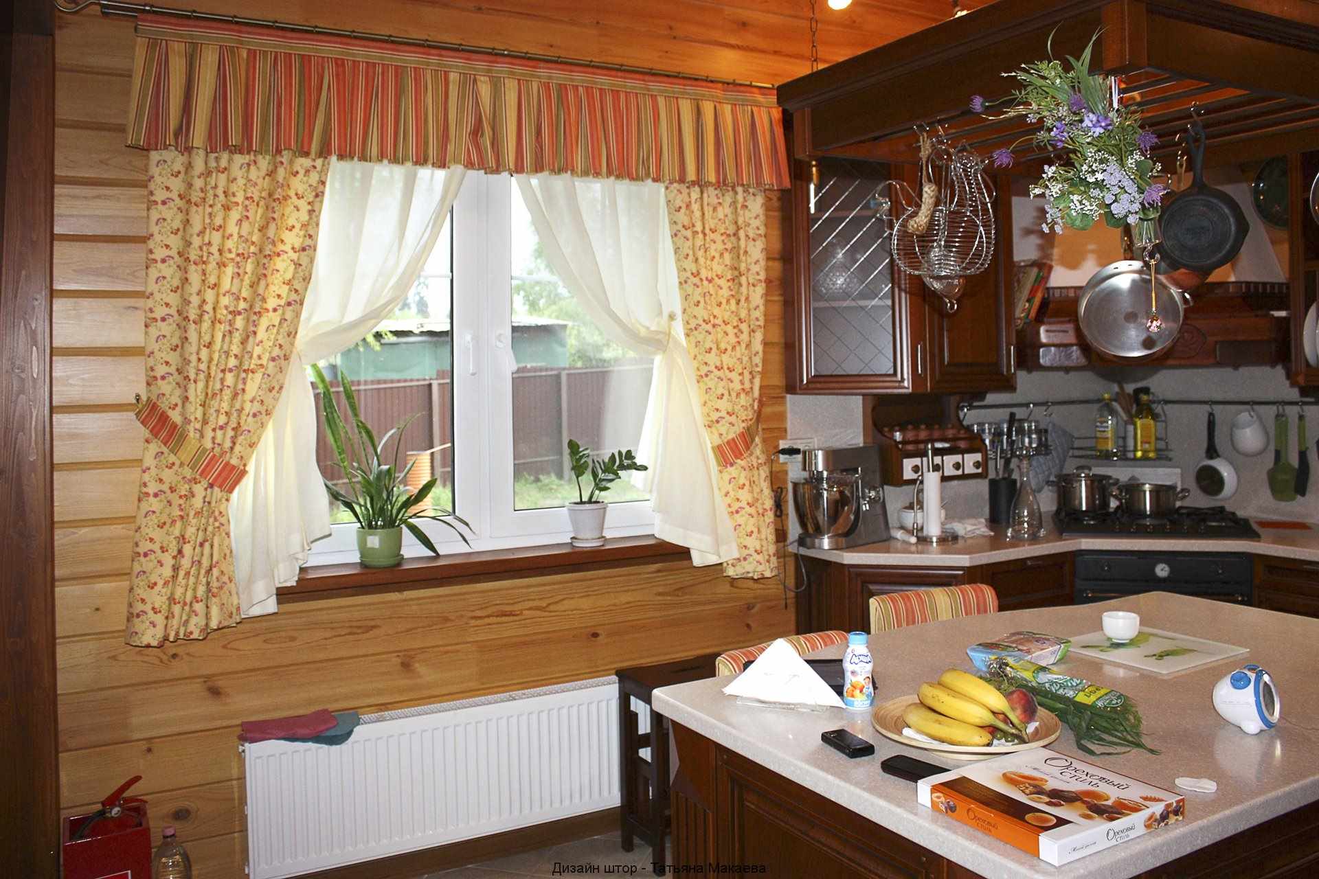 variante di una decorazione leggera della finestra in cucina