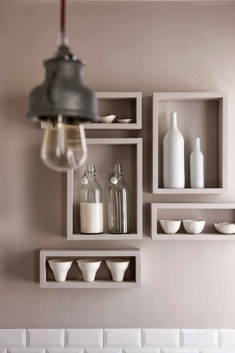 the idea of ​​a bright interior shelves